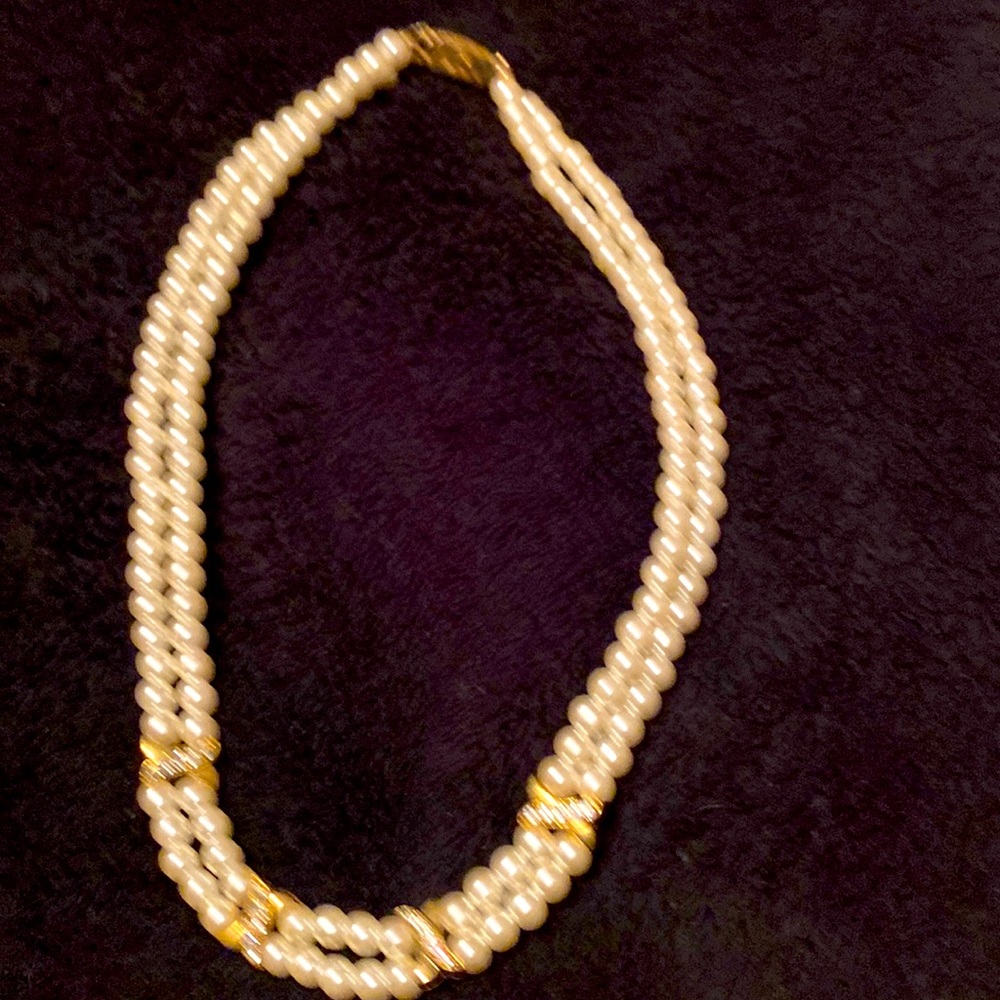 Pearl necklace with crystals